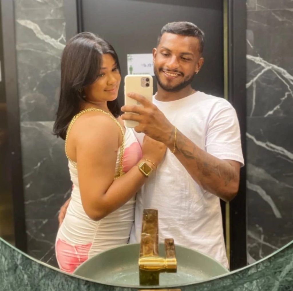 Namorada faz homenagem ao jovem que morreu após ser golpeado com canivete na perna: ‘Amor da minha vida’