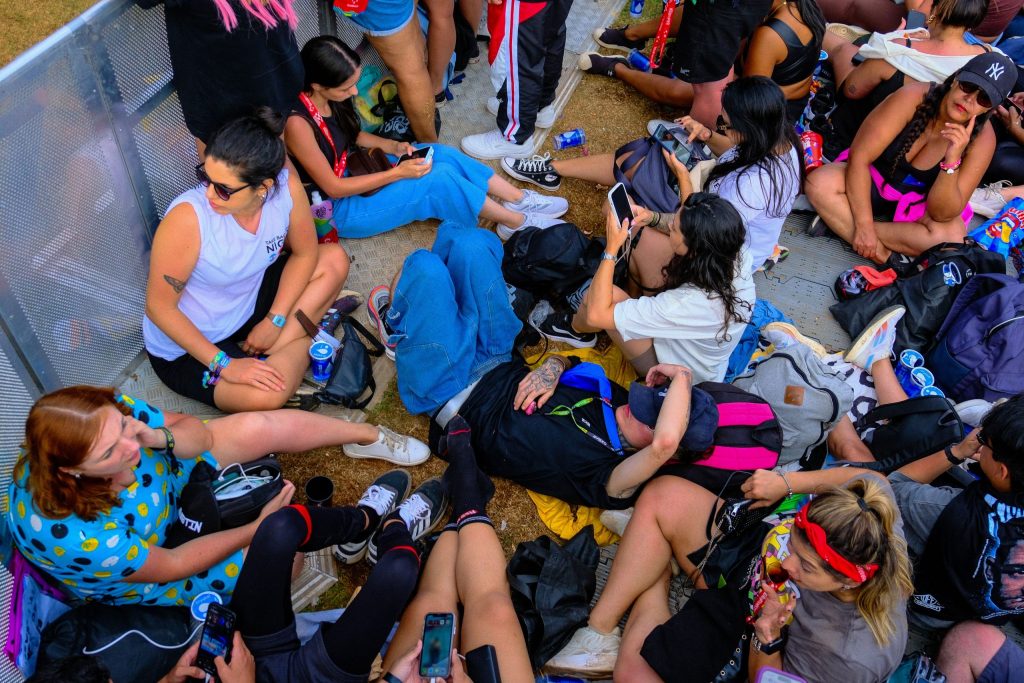 Descanso ou desinteresse? Lollapalooza teve público sentado e até de costas para shows menores