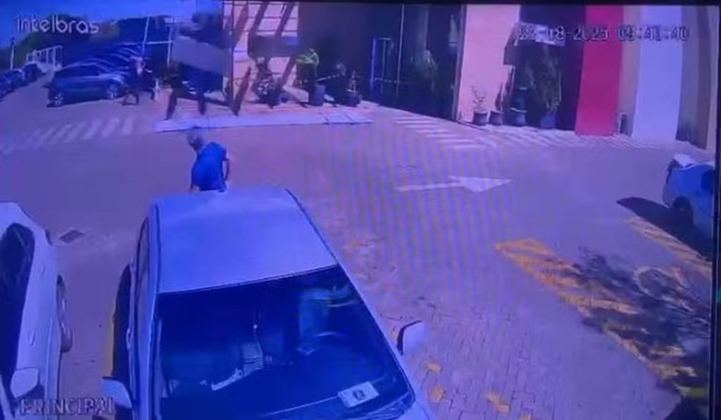 Estrutura metálica usada em reforma de prédio cai na cabeça de advogado e arranca parte do couro cabeludo; veja vídeo