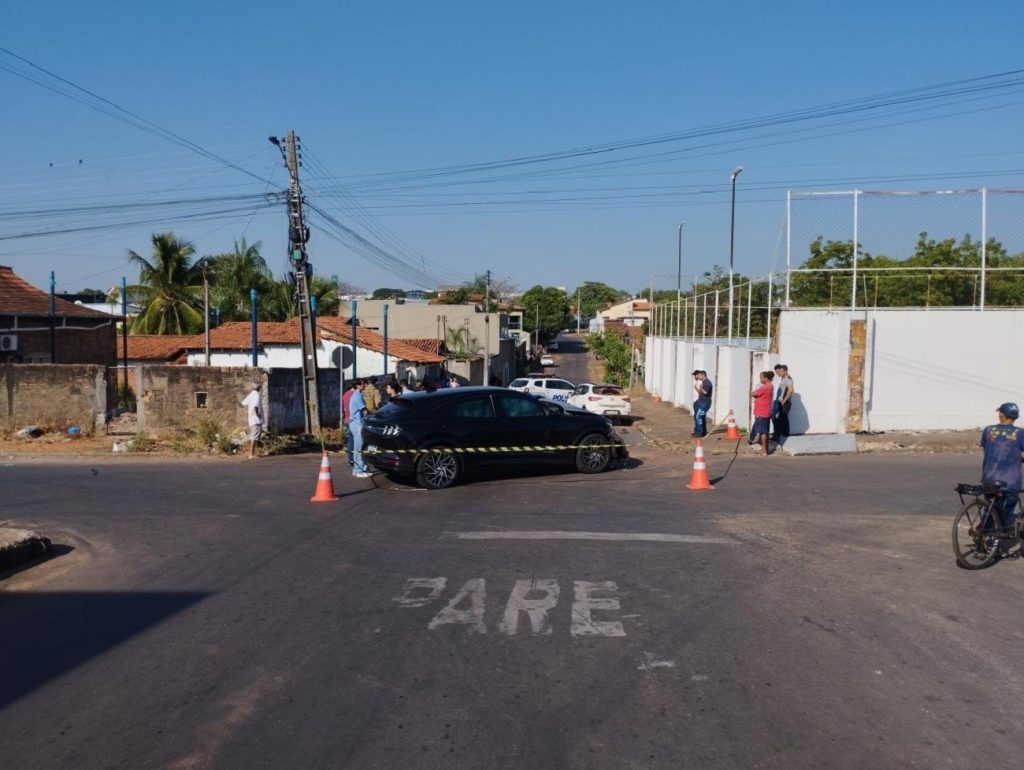Mulher morre após ser atingida por carro enquanto estava em calçada, diz PM