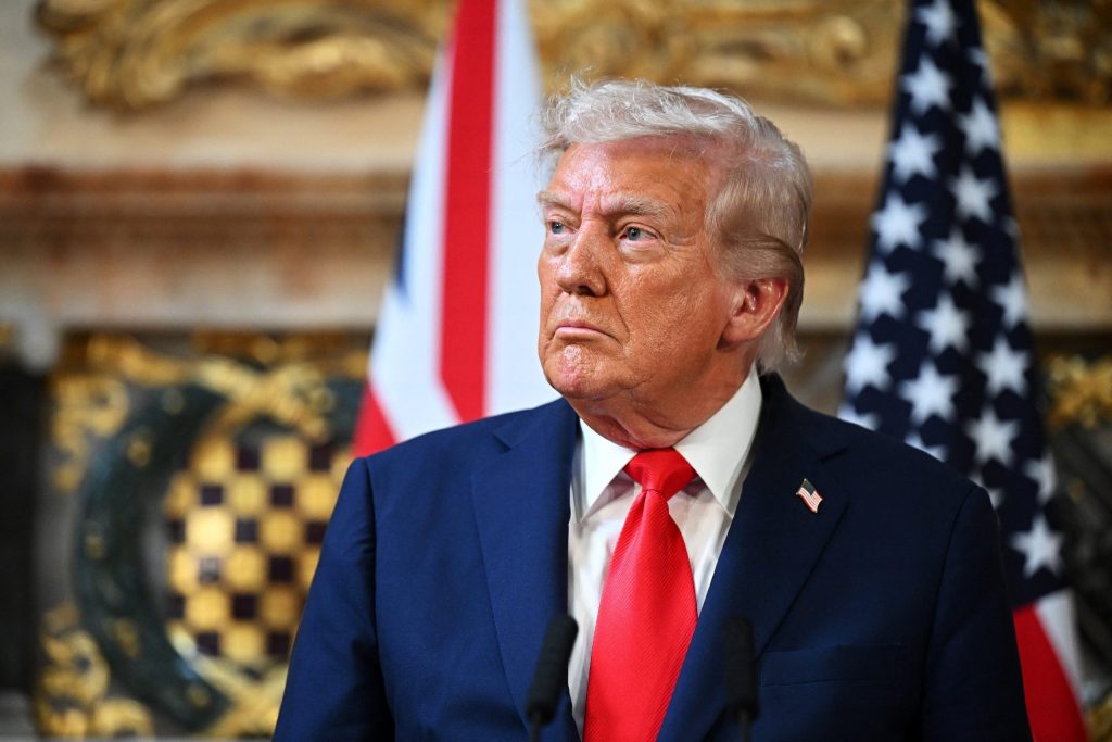 Trump ameaça revogar licenças de emissoras que estão ‘contra’ ele, diz TV