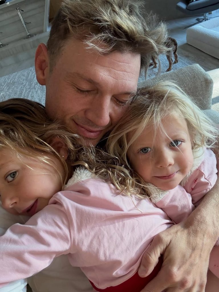 Após chegar do The Town, Nick Carter compartilha fotos com os filhos: ‘Era só isso que eu precisava’