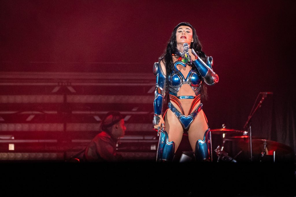 Katy Perry vira ginasta em show que diverte, mas tem muita enrolação no The Town