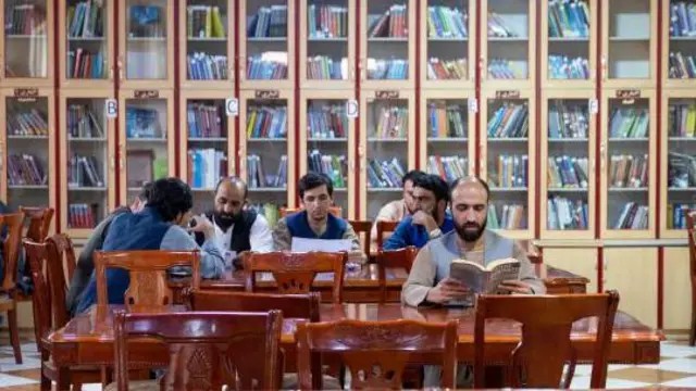 Talebã proíbe universidades de usarem livros escritos por mulheres