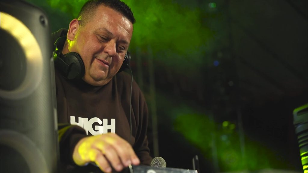 DJ gaúcho chega ao The Town com hino do RS após perder tudo na enchente: ‘Estou levando a nossa história’, diz