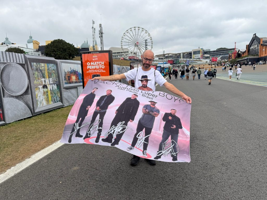Escritor leva bandeira do Backstreet Boys ao The Town em homenagem à amiga morta na pandemia