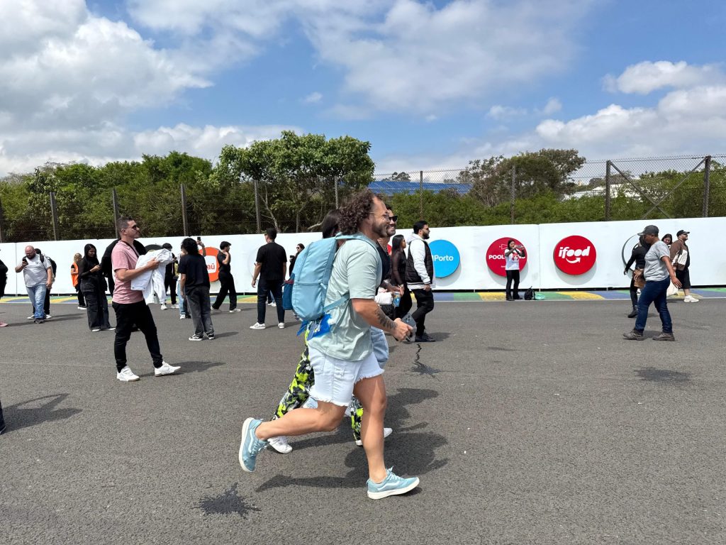 Público mantém animação no quarto dia de The Town e corre para pegar grade