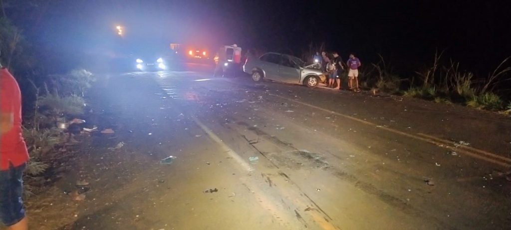 Acidente envolvendo dois carros deixa uma pessoa morta e outra ferida na BR-153