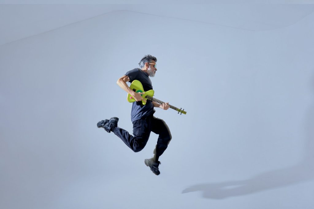 Personificado pelo guitarrista Fernando Catatau, o grupo Cidadão Instigado lança o primeiro álbum em onze anos