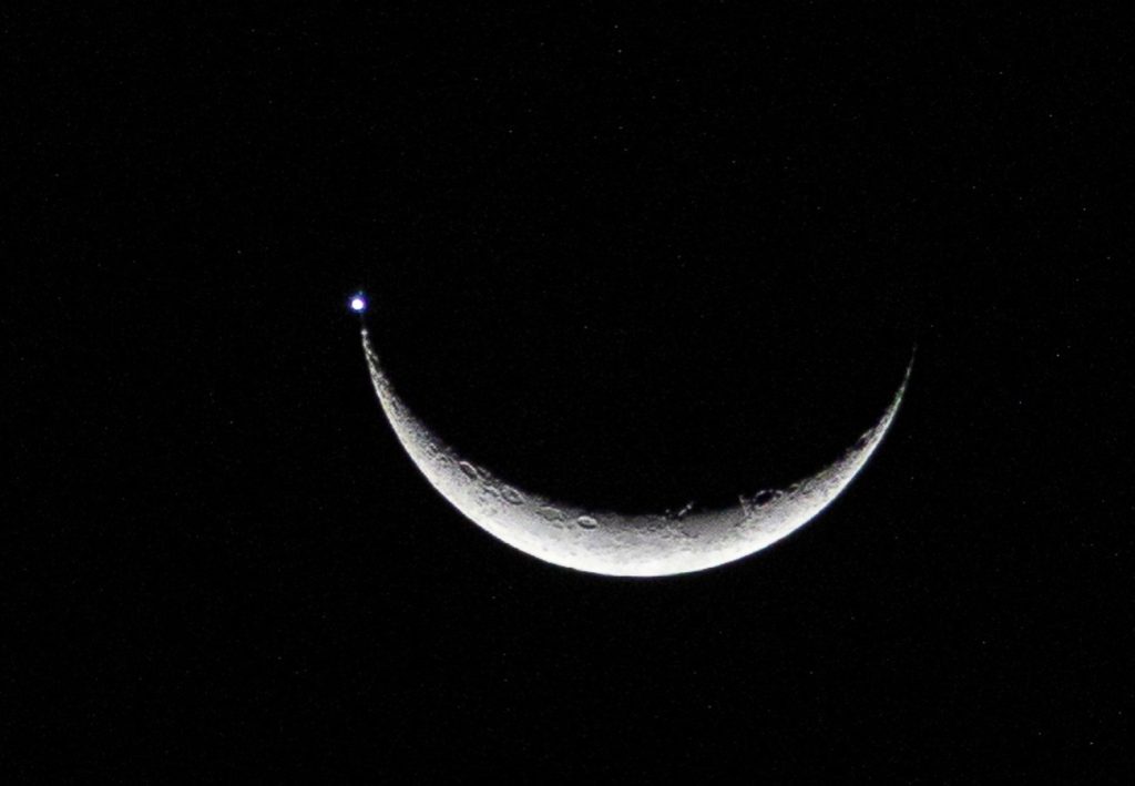 Tocantinenses registram ponto luminoso ao lado da lua; entenda