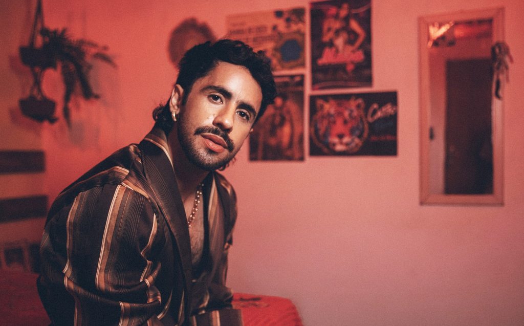 Romero Ferro dilui Cazuza no piseiro, rejeita culpa religiosa com Catto, sofre com Luiz Lins e normaliza os desejos entre joias e bijuterias do álbum ‘Ouro’