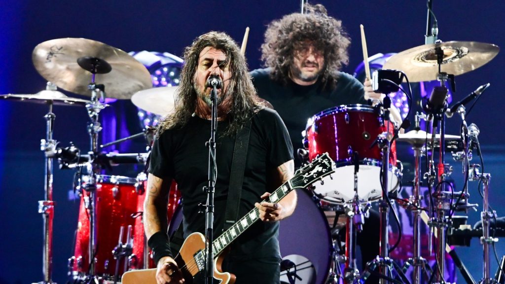 Foo Fighters alterna peso e baladas ao fechar 1ª noite de Rock in Rio com Dave Grohl em boa forma