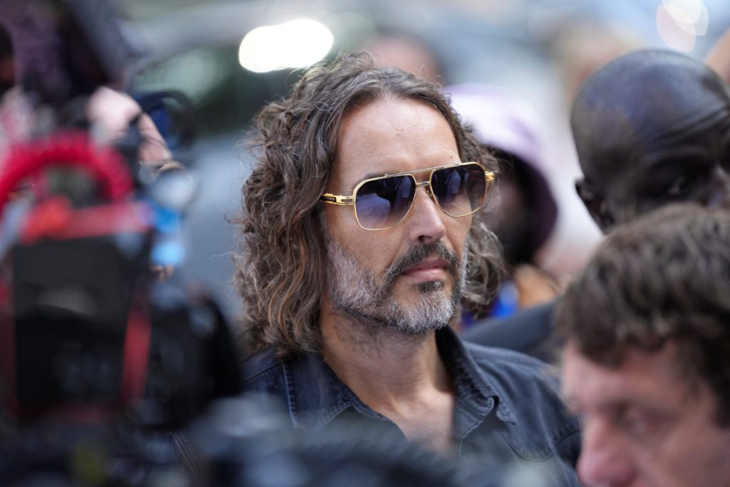 Durante julgamento por crimes sexuais, Russell Brand é acusado de tentar arrastar mulher para banheiro