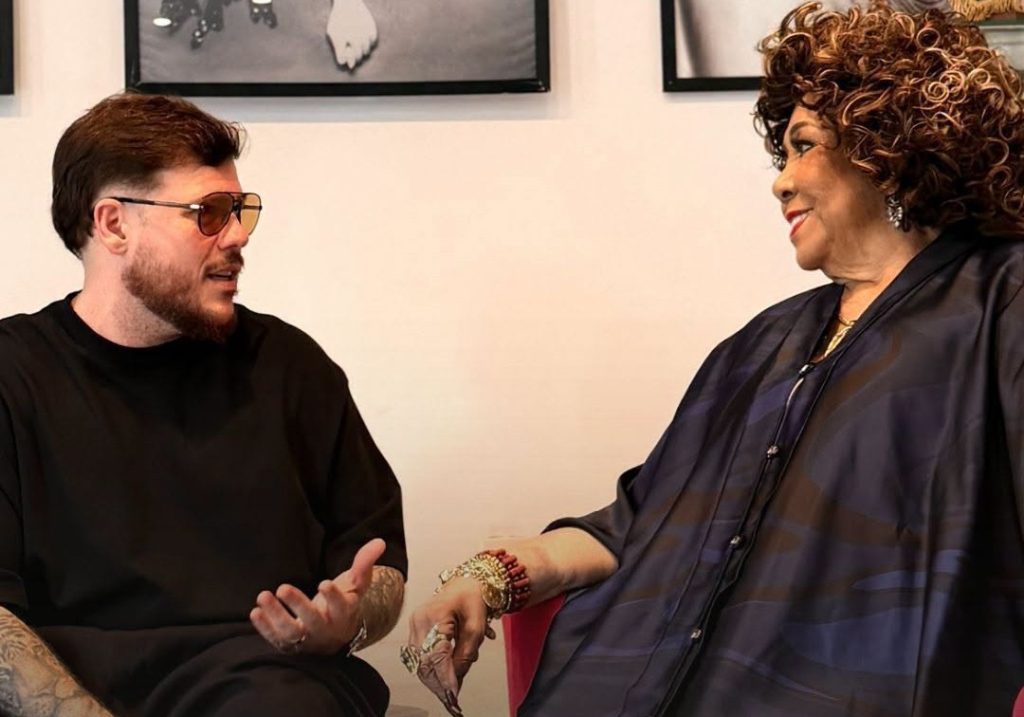 Ferrugem grava ao vivo, em show no Rio, álbum com o repertório de Alcione